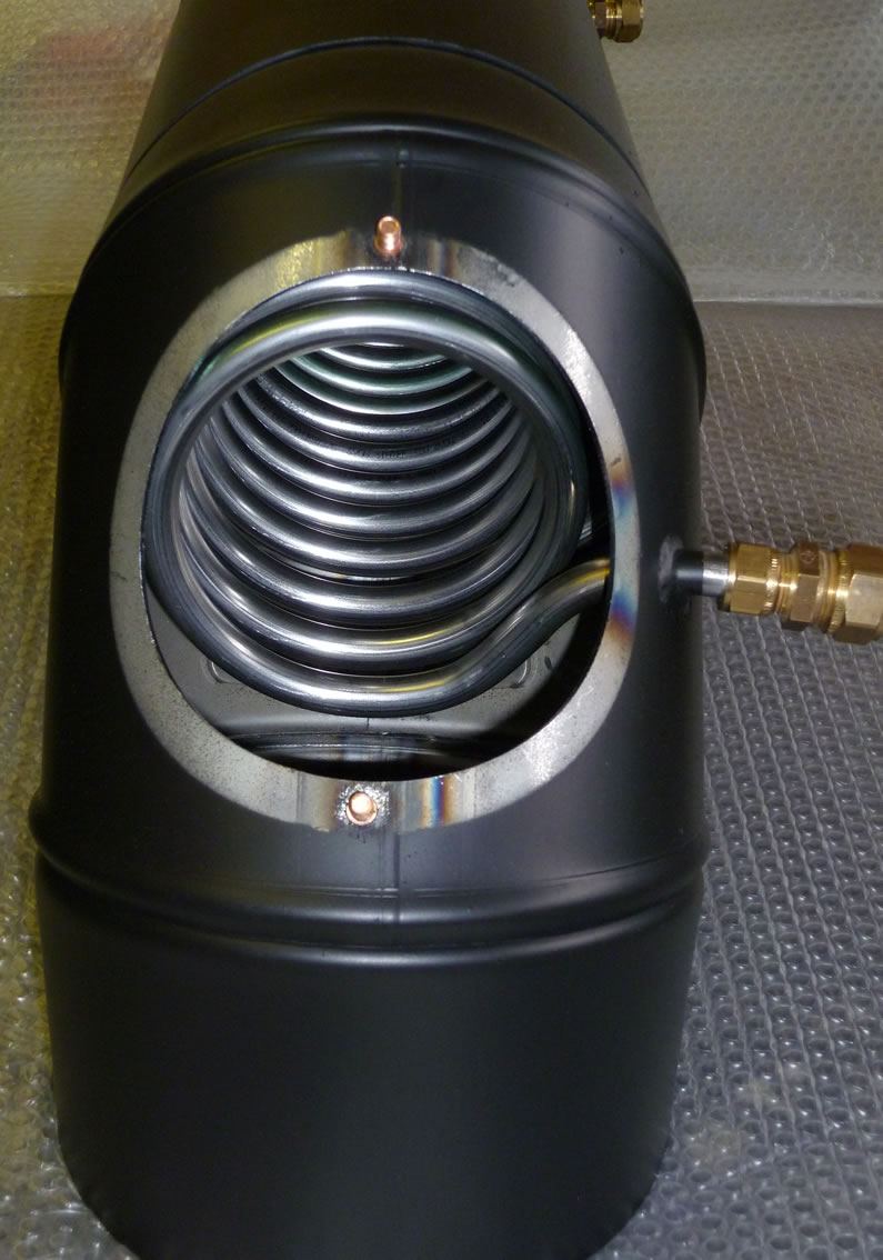 Der Heiko Booster Doppel Evolution wassergeführter Rauchgaswärmetauscher besitzt 2 Prüf- und Reinigungsöffnungen und  lässt sich einfach und schnell reinigen. Der Edelstahlwärmetauscher kann im eingebauten Zustand  gewartet werden.. Der Wärmetauscher muss nicht ausgebaut werden..